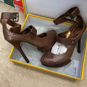 Women’s size 7 closed toe heels